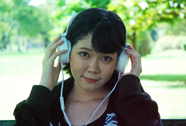 Mulheres Asiáticas Bonitas Feliz Sorrir Retrato Ouvir Música Rua Andando — Fotografia de Stock