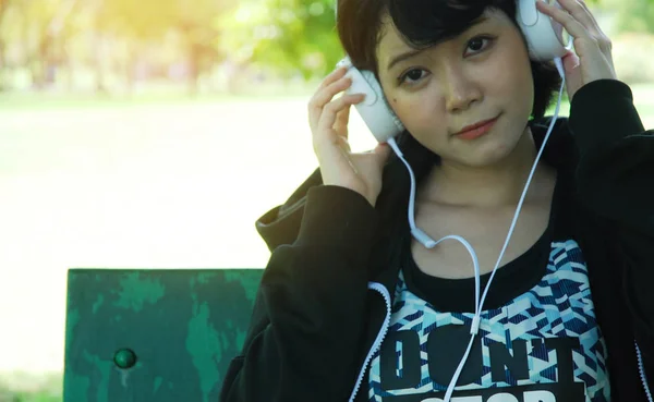 Hermosas Mujeres Asiáticas Felices Sonreír Retrato Escuchar Música Calle Peatonal — Foto de Stock