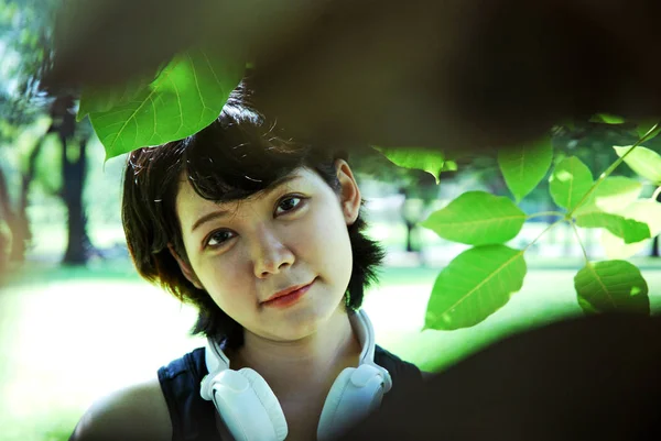 Mulheres Bonitas Ásia Sorrir Retrato Galho Árvore Fundo — Fotografia de Stock
