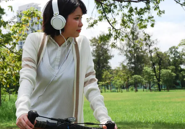 Menina Bonita Adolescente Passeio Bicicleta Ouvir Música Parque Público — Fotografia de Stock