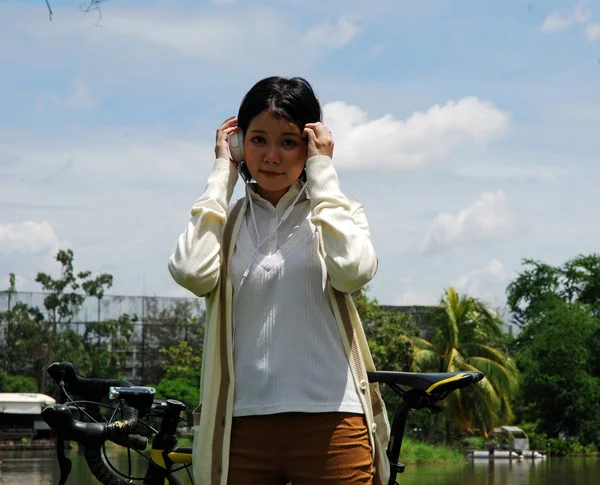 Menina Bonita Adolescente Passeio Bicicleta Ouvir Música Parque Público — Fotografia de Stock