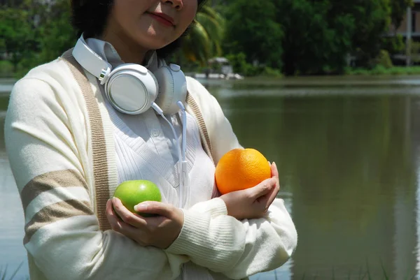Hermosas Mujeres Sosteniendo Fruta Naranja Manzana — Foto de Stock
