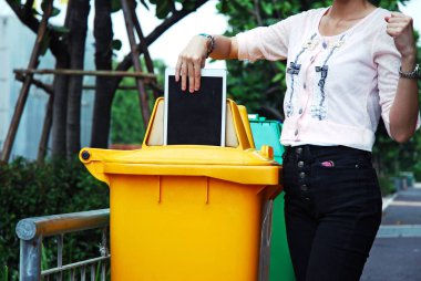 Depo gözündeki tablet cihaz elektronik atık imha.