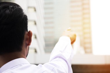 Ofis Binası içinde iş adamı işaret parmağı. iş kavramı.
