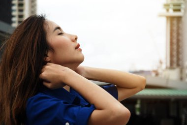 Güzel kadın portre ve gevşeme gülümsemek.