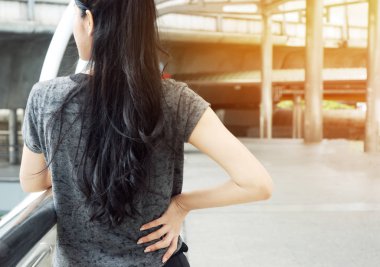 Güzel spor kız rahatla street yürüyüş ve araç trafik yolda arıyorum.