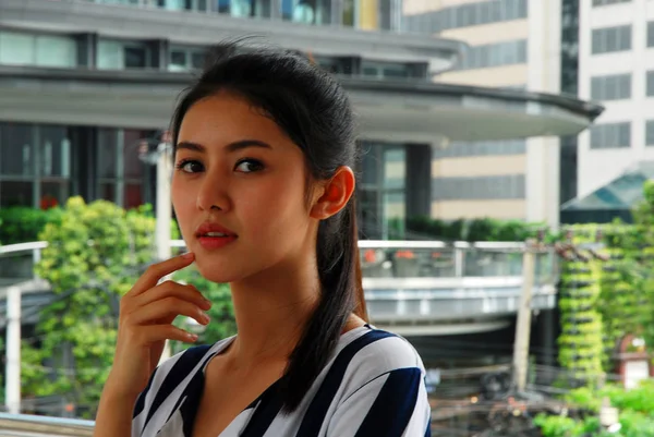 Hermosas Mujeres Sonríen Retrato Viajan Por Calle —  Fotos de Stock