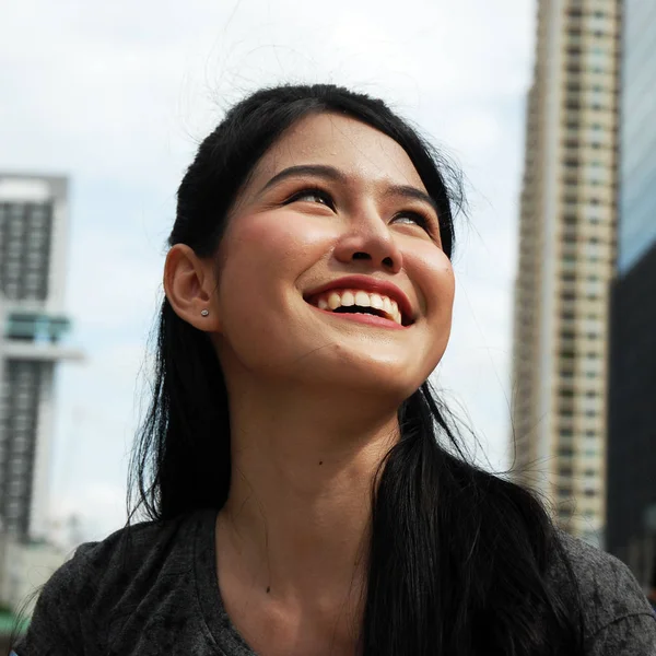 美しい女性の笑顔のポートレートと首都の日光 — ストック写真