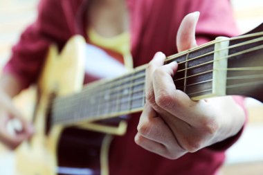 Akustik gitar çalmak kadınları kapatın.