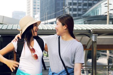 Yakın yukarı güzel iki genç kadın şehir etrafında seyahat yürüme.