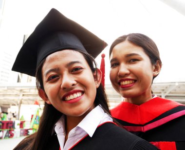 Öğrencileri yakından mutlu sonra mezuniyet ve selfie fotoğraf portre.