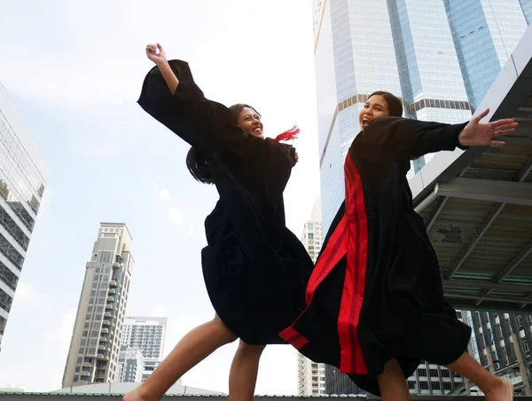 Estudiantes Chica Adolescente Son Felices Después Graduación Saltar Cielo — Foto de Stock