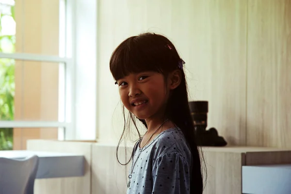 Πορτρέτο Κορίτσι Όμορφο Παιδί Και Ευτυχισμένη Διασκέδαση Στις Διακοπές — Φωτογραφία Αρχείου