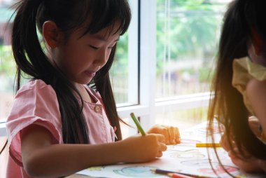 Kız çocuk hafta sonu tatili için üç çocuk beyaz kağıt üzerine çizim. 