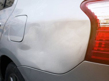 Yolda araba kazasında izleme.