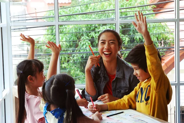 Teachers Teaching Drawing White Paper Three Children Holiday Weekend — Stock Photo, Image