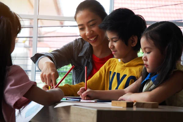 Teachers Teaching Drawing White Paper Three Children Holiday Weekend — Stock Photo, Image