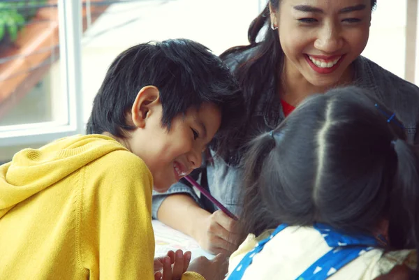 Teachers Teaching Drawing White Paper Three Children Holiday Weekend — Stock Photo, Image