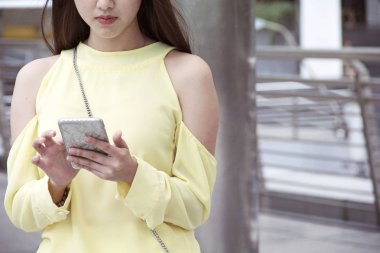 Hareket eden telefon aygıt street yürüyüş arayan güzel kadın.