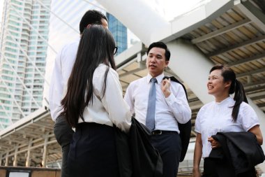 İş adamları ayakta yürüme tarihinde işten sonra sokak konuşuyor.