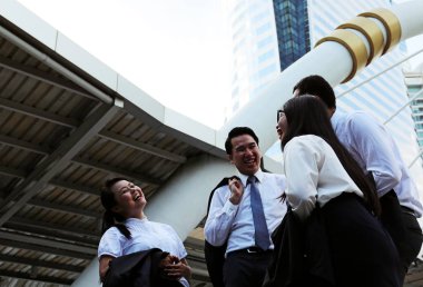 İş adamları ayakta yürüme tarihinde işten sonra sokak konuşuyor.