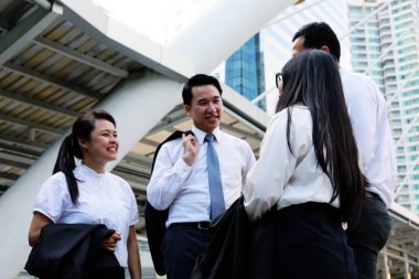 İş adamları ayakta yürüme tarihinde işten sonra sokak konuşuyor.