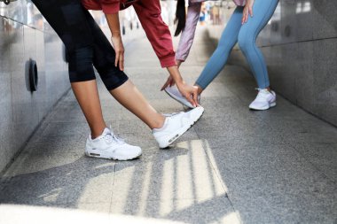 Street yürüyüş üzerinde güzel kadın egzersiz.