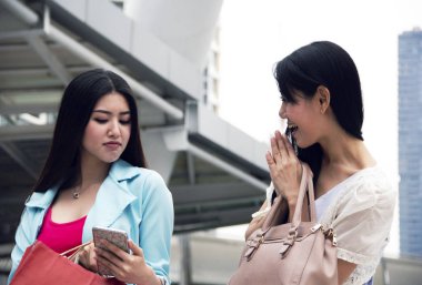 Yakın plan güzel iki genç kadın şehri geziyor.