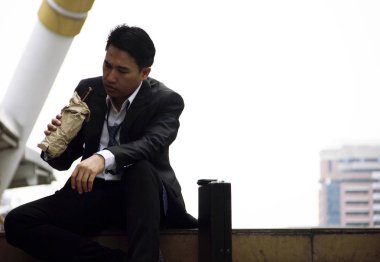 Street yürüyüş üzerinde işadamı üzüntü ve içecek alkol.