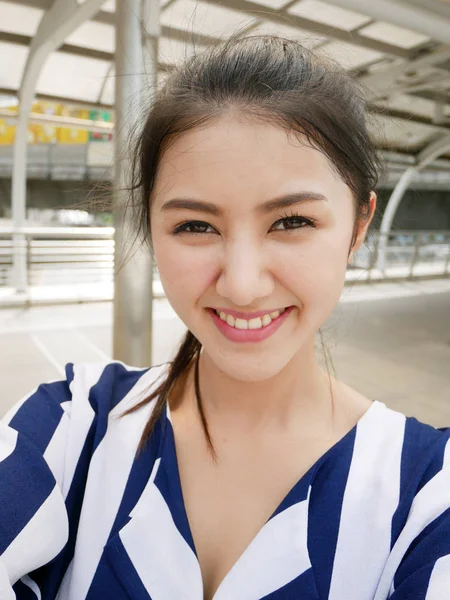 美しい女性を取る写真 Selfie と都市の旅 — ストック写真