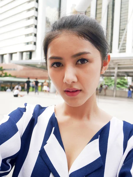 美しい女性を取る写真 Selfie と都市の旅 — ストック写真