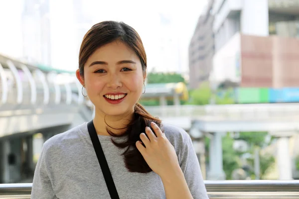 首都での美しいアジア女性笑顔肖像はクローズ アップ — ストック写真