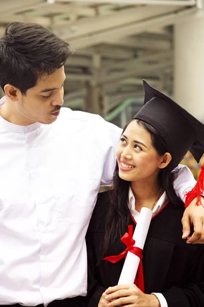 Mezuniyetin kutlu olsun güzel kız öğrenciler ve erkek arkadaşı vardır.