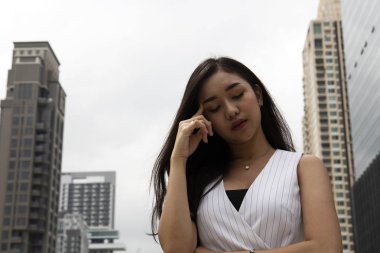 Güzel kadın düşünme planı iş iş açık.