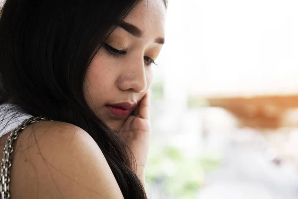 Close Hermosa Mujer Pensando Tristeza Aire Libre —  Fotos de Stock