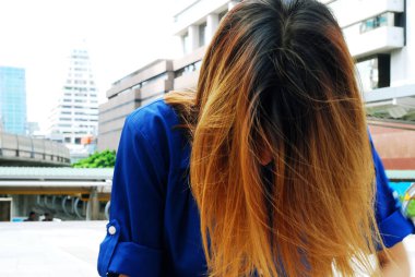 Kafa ile şehir arka plan üzerinde duran kadın Close-up 