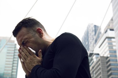 Genç erkekler alerjisi, toz ve hava açık şehir.