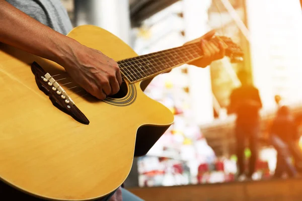클로즈업 거리에 어쿠스틱 기타를 — 스톡 사진