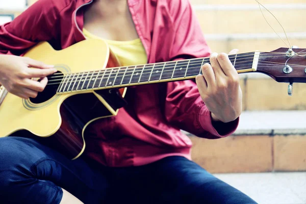 Yakın Çekim Kadın Sokağa Akustik Gitar Çalmak — Stok fotoğraf