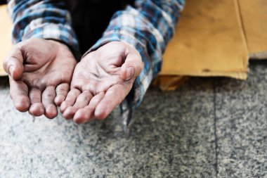 Street yürüyüş üzerinde insan evsiz adam ve dilek paradan yakın çekim el.