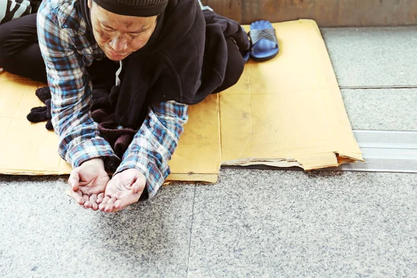 无家可归的人的特写镜头和希望从步行街上的人的钱 — 图库照片