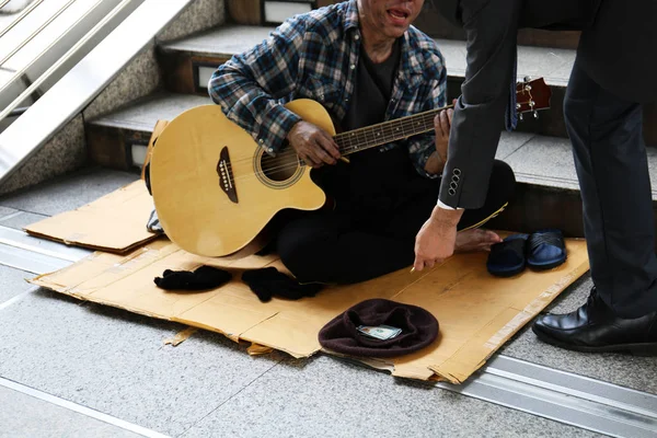 Деловой Человек Дает Деньги Бездомному Улице — стоковое фото