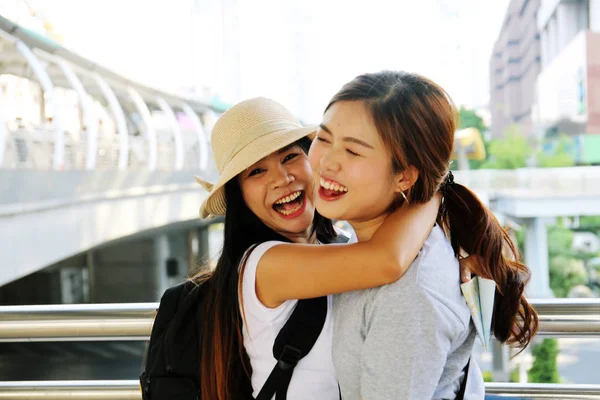Két Gyönyörű Ázsiai Nők Átölelve Vasútállomáson — Stock Fotó