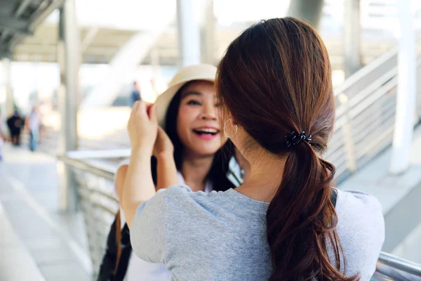 Zwei Schöne Asiatische Frauen Posieren Bahnhof — Stockfoto