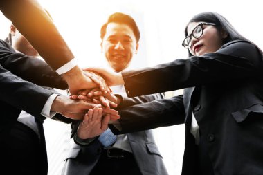 İş başarısı takım çalışması için el gösteren yakın çekim.