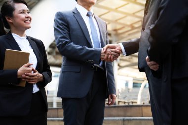 İş başarısı takım çalışması için el gösteren yakın çekim.