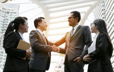 İş başarısı takım çalışması için el gösteren yakın çekim.