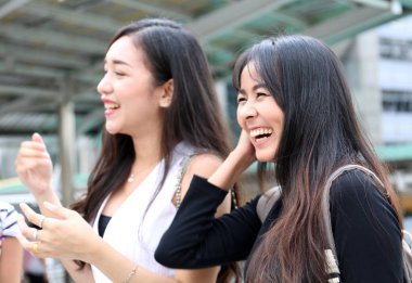 Konuşmak ve şehirde seyahat güzel üç kadın.