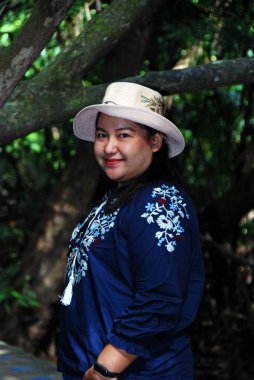 Güzel Asya kadın gülümseme portre ve yeşil orman Tayland, seyahat.