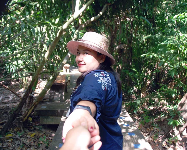 美しいアジアの女性の笑顔のポートレートとタイで緑の森の旅 — ストック写真